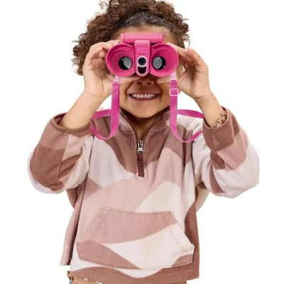 Enfant observant la nature avec les jumelles VTech Genius XL.
