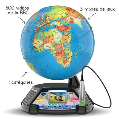 Enfant découvrant les pays sur le globe interactif VTech.
