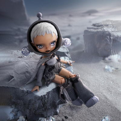 Gros plan sur les détails d'une figurine SKULLPANDA The Mirage Series.