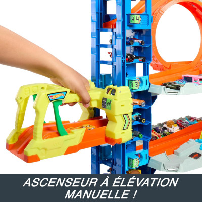 Enfant jouant avec le Garage Hot Wheels Let's Race Netflix.