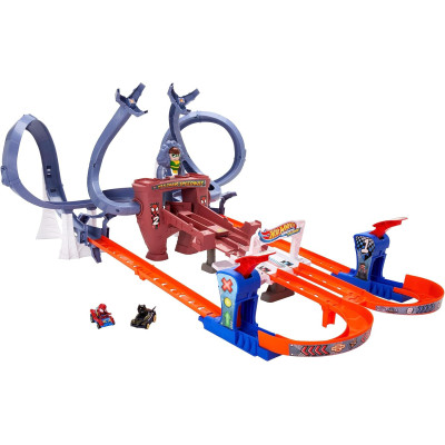 Circuit Hot Wheels RacerVerse Spiderman et Black Panther en pleine course.