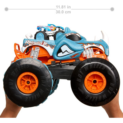 Comparaison de taille entre les deux Monster Trucks Hot Wheels.