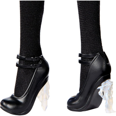 Poupée articulée Mercredi Addams avec sa robe de bal noire.