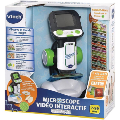 Vue d'ensemble du microscope VTech Genius XL et de ses accessoires.
