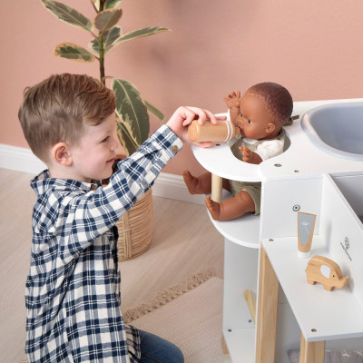 Vue de détail de la station de toilette Viola avec accessoire pour poupon.