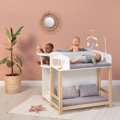 Vue d'ensemble de la maison de poupée Viola avec ses pièces meublées.